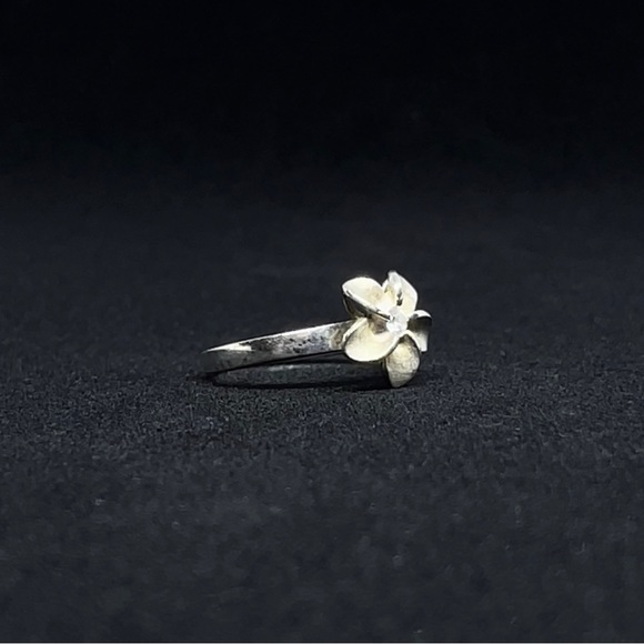 Sterling silver flower ring - Picture 2 of 3